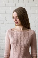 Пуловер спицами нежно-розового цвета